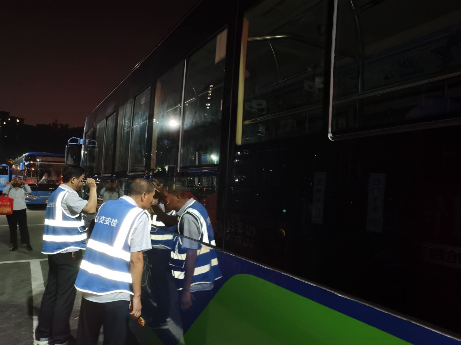 公交集團(tuán)公交事業(yè)一部開(kāi)展夜查加強(qiáng)規(guī)范化管理